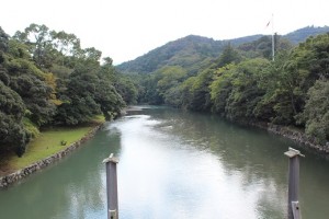 ７．宇治橋から五十鈴川を眺める